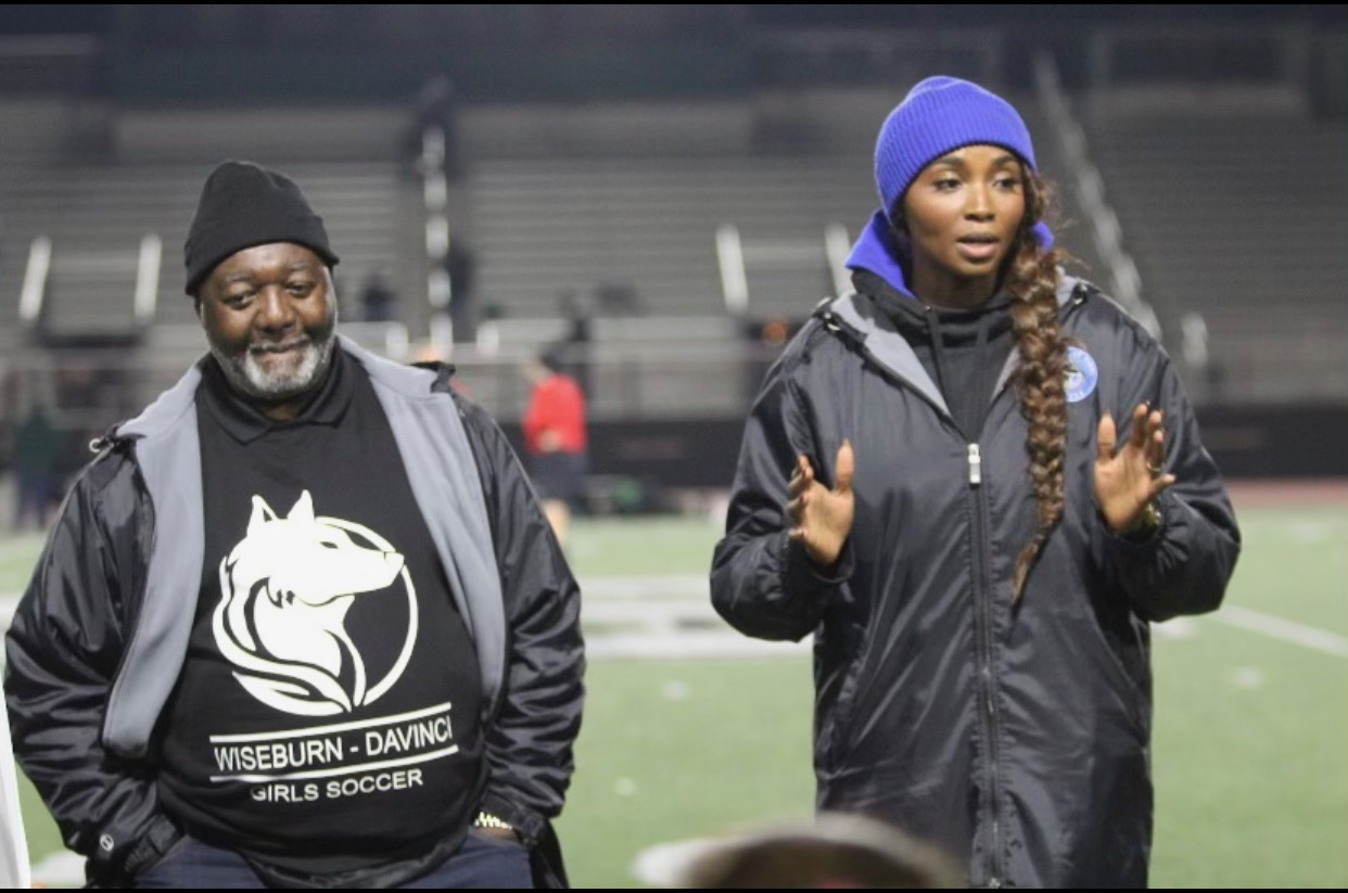 Dr. Mimi Nartey coaching on the sideline with the Wiseburn Da Vinci girls’ soccer team.